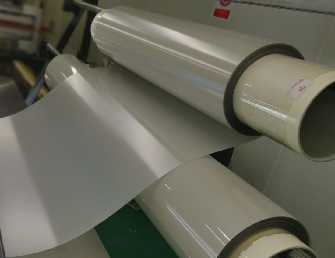 Rollo de película inteligente PDLC en bruto en la línea de rebobinado de fábrica