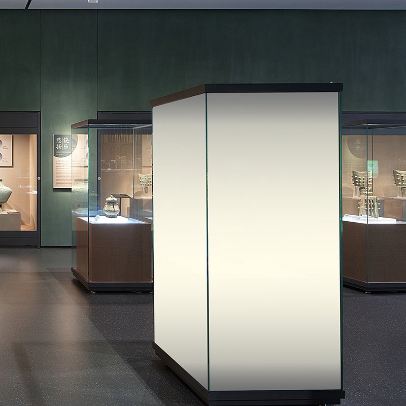 Vitrinas de museo con película inteligente PNLC, encendidas: el vidrio se vuelve opaco para ocultar las exhibiciones